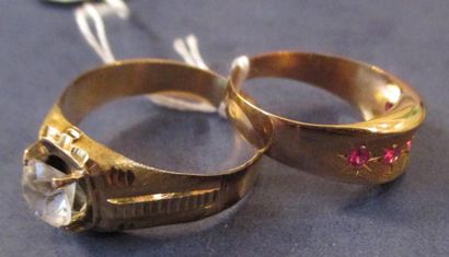 Deux bagues en or 18k serties de pierrres...