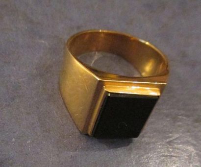 Chevalière en or jaune 18 K et onyx, pds...
