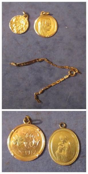 Lot en or jaune 18k: quatre pendentifs (pds:...