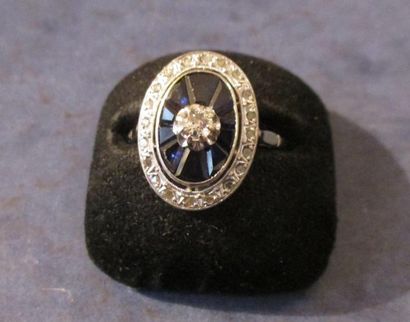 Bague en or gris 18k sertie au centre d'un...