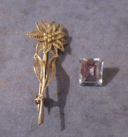 Broche en métal edelweiss et une aigue marine...