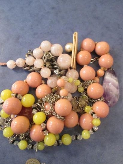 Lot de bijoux fantaisies dont un bracelet...