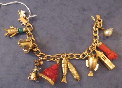 Bracelet en or jaune 18K orné de pendentifs...