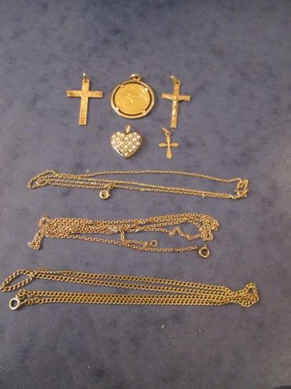 Lot en or jaune 18 K: trois chaine de cou,...