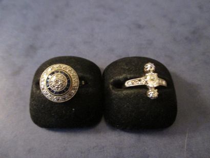 Lot de deux bagues en or 18 K: une bague...