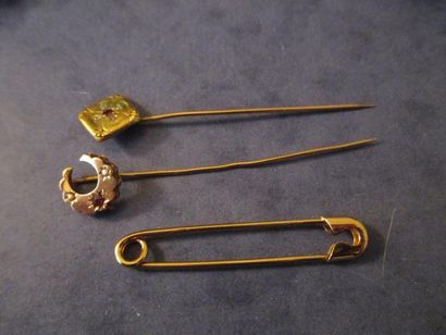 Lot en or jaune 18k: une épingle à nourrice...