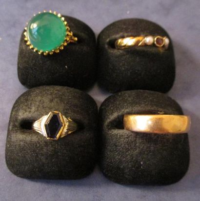 Trois bagues en or jaune 18 k serties de...
