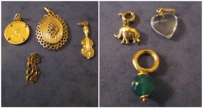 Lot de sept pendentifs en or jaune18k, pierre...