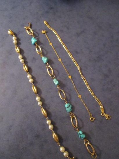Quatre bracelets en or jaune 18k, perles...