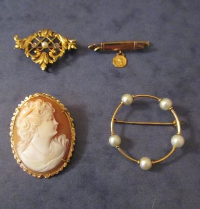 Lot de quatre broches en or jaune 18 k: une...