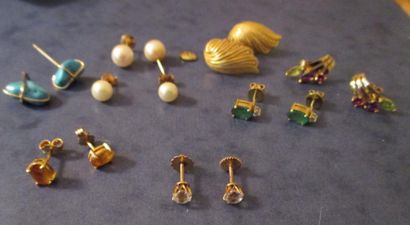 Lot de septs clous d'oreille en or jaune18...