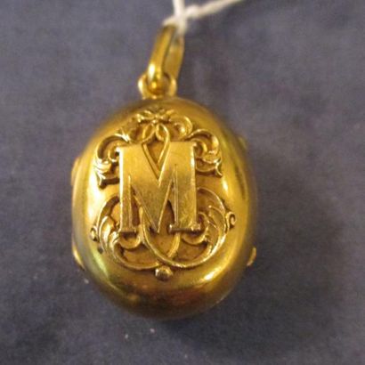 Médaillon Souvenir en or jaune 18 k chiffré...
