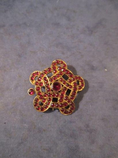 Broche en or jaune 18 k sertie de grenats,...