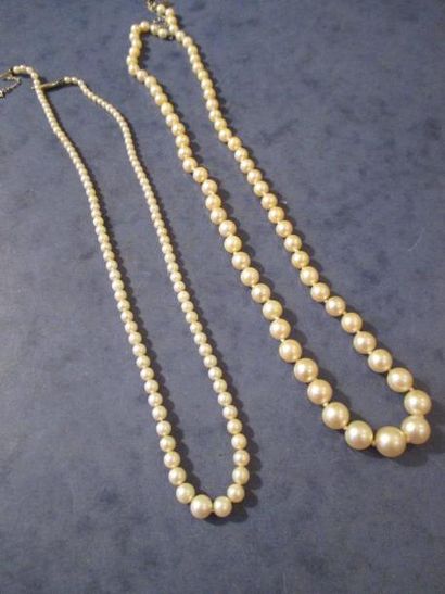 Deux colliers de perles de culture en chute...