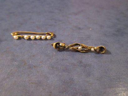 Deux petites broches en or jaune 18 k ornée...