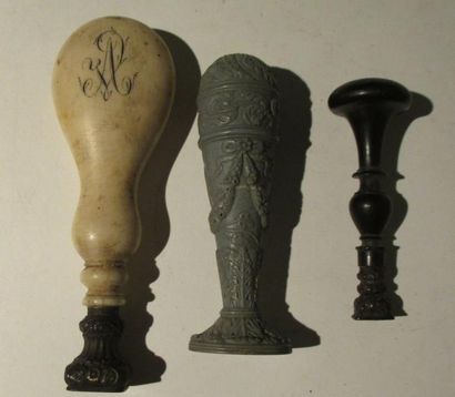 Lot de trois cachets: un en céramique, un...