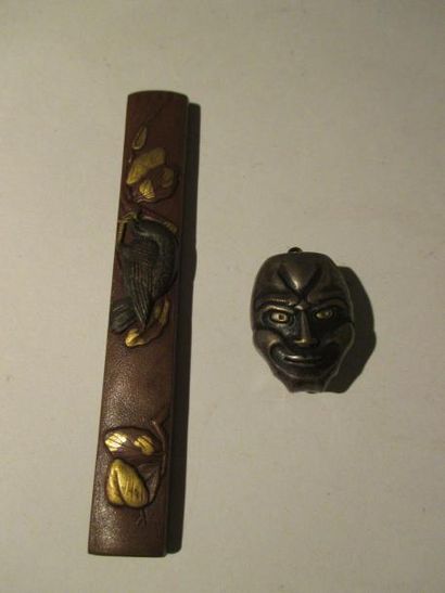 Kozuka en bronze patiné et doré et pendentif...