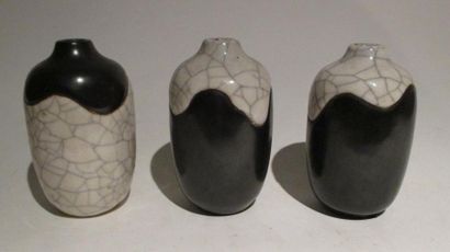 Trois petits vases en céramique à fond noir...