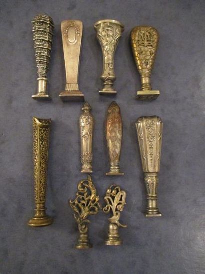 Lot de 11 cachets en métal argenté