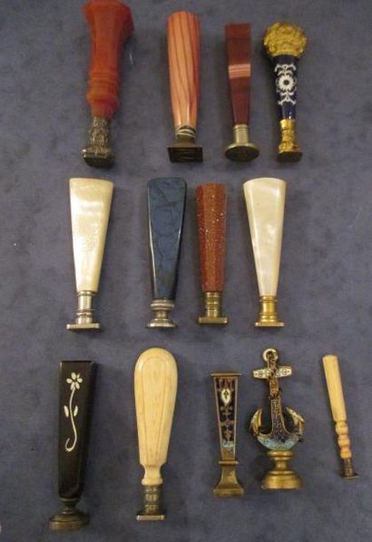 Lot de 13 cachets manches en pierre dure,...