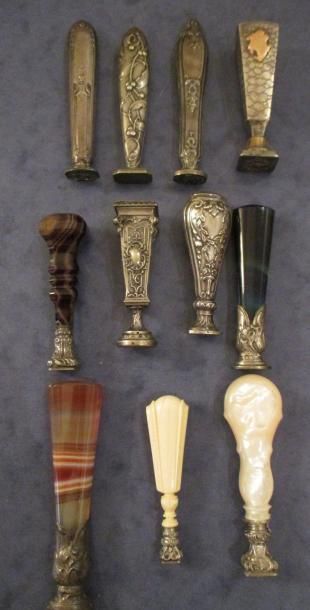 Lot de 11 cachets en argent ou monture argent...