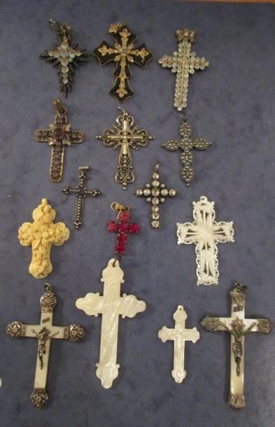 Lot de 19 croix en nacre, strass, métal,...