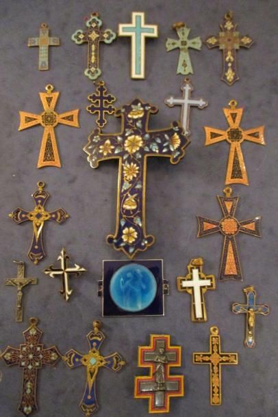 Lot de croix en métal doré émaillé