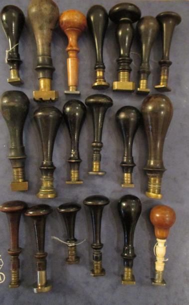 Lot de cachets manche en bois