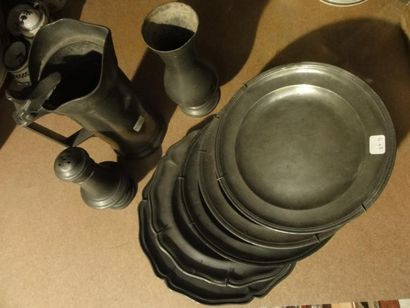 Lot de dinanderie étain Deux assiettes à...