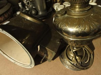 Lampe en métal repoussé électrifiée et une...