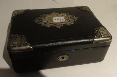Un coffret à bijoux gainé de cuir et argent...