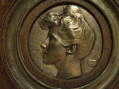 Médaillon en laiton Portrait de femme de...
