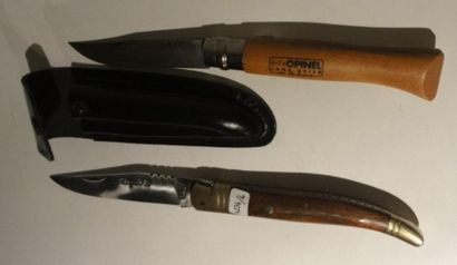 Deux grand couteaux, marque Opinel et La...