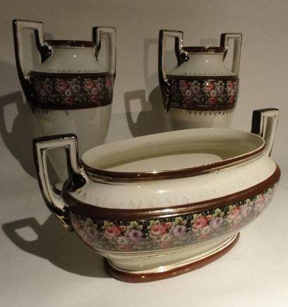 Garniture en faïence: paire de vases et ...