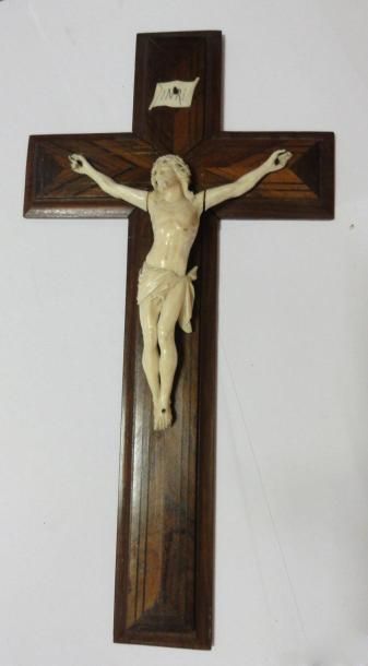 Crucifix en ivoire, parties détachées Hauteur...