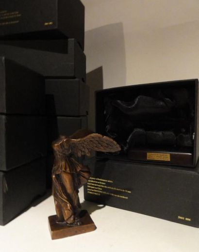Lot de douze statuettes en bronze