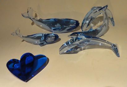 Six statuettes Baccarat, cristal bleu, baleine...