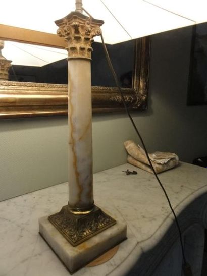 Pied de lampe de style Empire Marbre blanc...