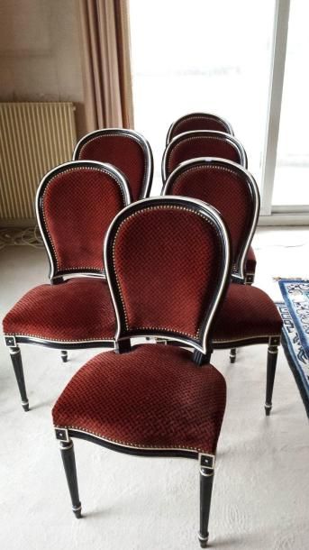 Six chaises laquées noir style Louis XVI...