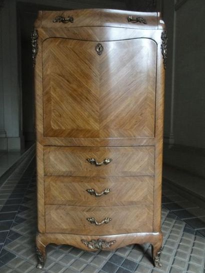 Secrétaire style Louis XV placage et garniture...