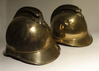 Deux casques de pompier en cuivre (manques...