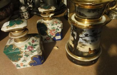 Paire de flacons en porcelaine et une veuilleuse...