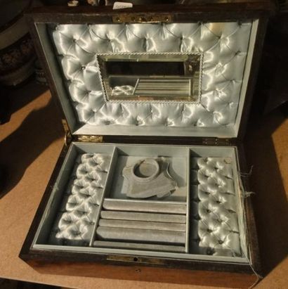 Coffret à bijoux en loupe intérieur capitonné...