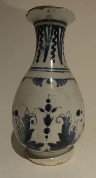 Vase, faïence bleu et blanc (éclats et égrenures),...