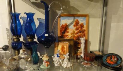 Mannette: Lot de statuettes, vases, lampe...
