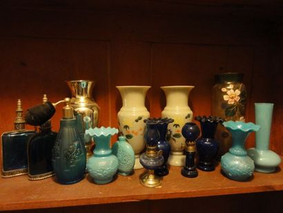 Mannette: Lot de vases, verre opalin, petite...
