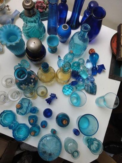 Mannette: Lot de verrerie bleue dont flacon,...
