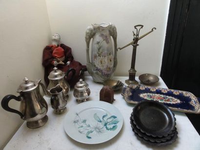 Mannette: Lot de poupée à tête en porcelaine...