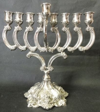 Menorah-Hannoukkia en argent, posant sur...
