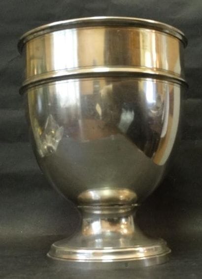 Coupe ronde en argent uni, posant sur piédouche,...